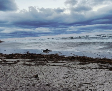 Sztorm na Bałtyku &ndash; zalana plaża i wylew rzeki
