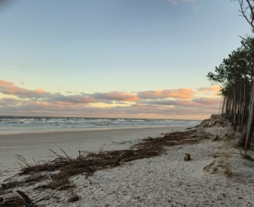 Sztormowe wzburzone morze zalewa brzeg